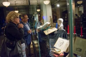 Milwaukee-Public-Library-Foundation-Ben-Franklin-Awards-Attendees-Looking-At-Display-Cases