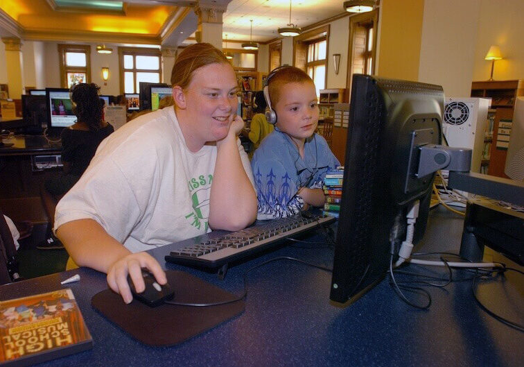 Milwaukee-Public-Library-Foundation-patron-and-child-using-computer-and-internet-resources